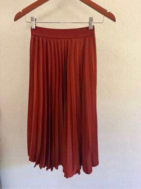 H&M Red Pleated Midi Skirt Women’s Size 2 Elastic Waist Flowy.